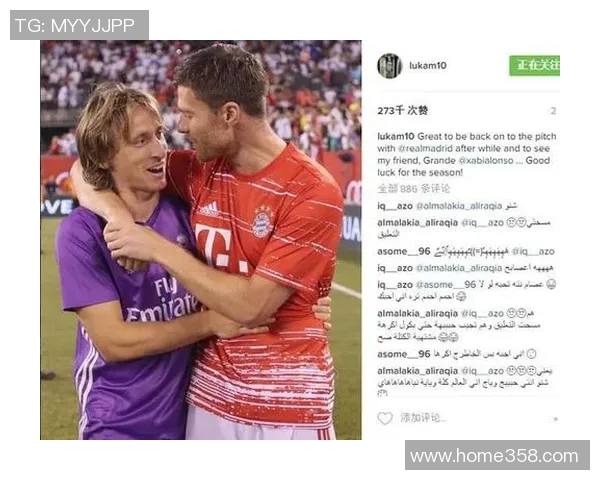 女子与足球明星亲密合影展现运动魅力与青春活力的精彩瞬间