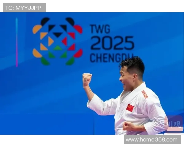 巴拉圭足球明星阿龙的精彩瞬间与职业生涯回顾图片展示